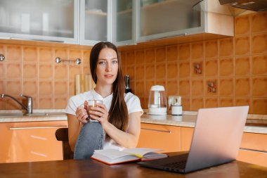 Uzak bir sitede genç bir kız evde çalışıyor. Mesafe öğrenme. Evde kal.