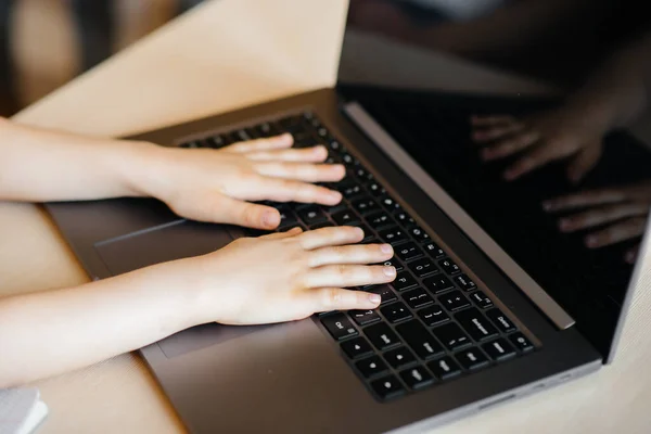 Dizüstü Bilgisayarın Klavyesine Yakın Plan Bir Çocuğun Elleri Mesafe Öğrenme — Stok fotoğraf
