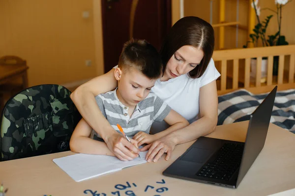 Una Madre Suo Figlio Sono Impegnati Nell Apprendimento Distanza Casa — Foto Stock