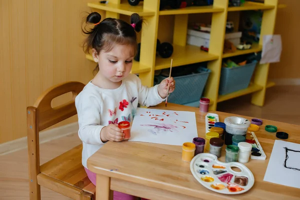 Uma Menina Bonita Está Brincando Pintando Seu Quarto Recreação Entretenimento — Fotografia de Stock