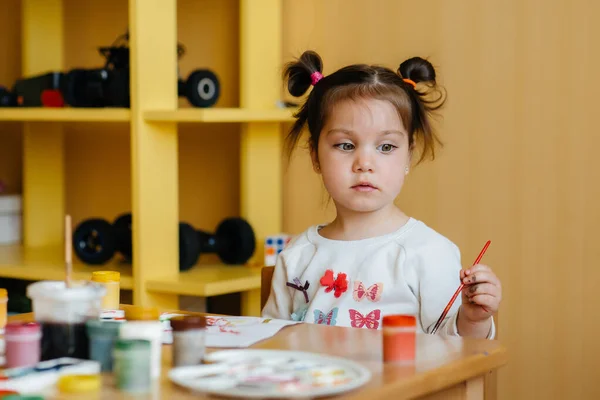 Söt Liten Flicka Leker Och Målar Sitt Rum Rekreation Och — Stockfoto