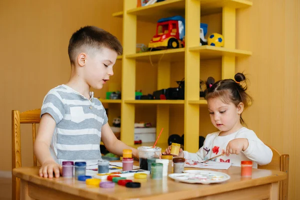 Niño Una Niña Juegan Juntos Pintan Recreación Entretenimiento Quédate Casa — Foto de Stock