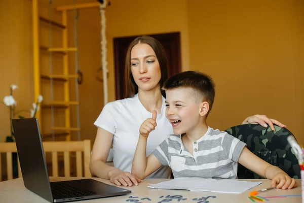 Una Madre Suo Figlio Sono Impegnati Nell Apprendimento Distanza Casa — Foto Stock