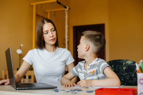 Una Madre Suo Figlio Sono Impegnati Nell Apprendimento Distanza Casa — Foto Stock