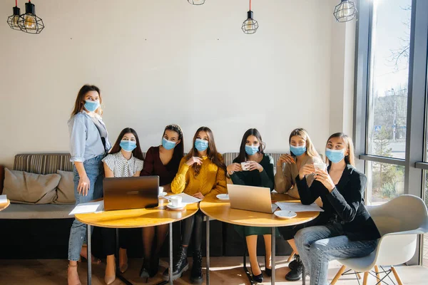 Groupe Filles Masquées Assoient Dans Café Travaillent Sur Des Ordinateurs — Photo