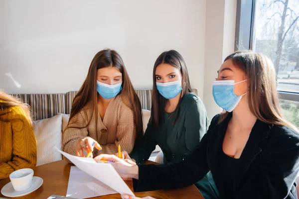 Grupo Meninas Máscaras Sentar Café Trabalhar Laptops Estudantes Ensino — Fotografia de Stock