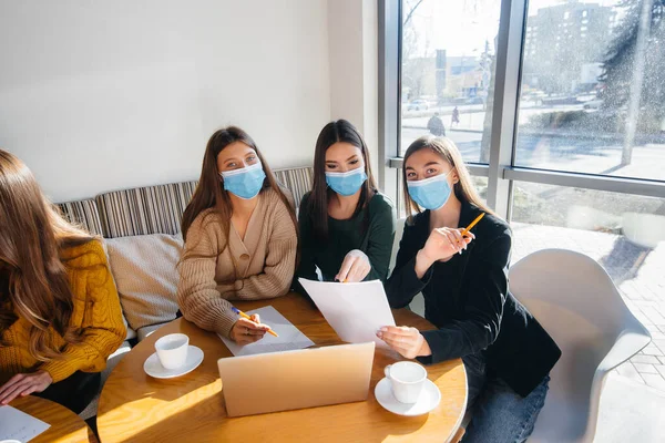 Grupo Chicas Con Máscaras Sientan Café Trabajan Computadoras Portátiles Enseñar — Foto de Stock