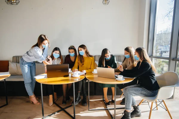 Groupe Filles Masquées Assoient Dans Café Travaillent Sur Des Ordinateurs — Photo