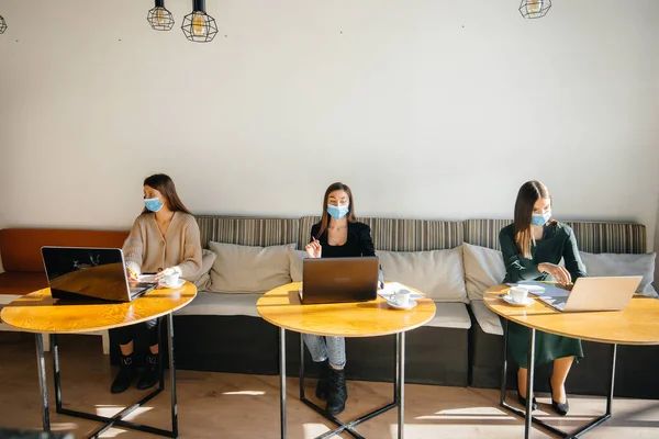 Eine Gruppe Maskierter Mädchen Hält Einem Café Soziale Distanz Wenn — Stockfoto