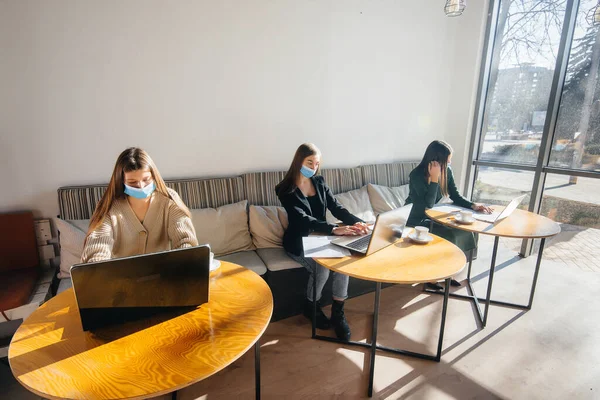 Skupina Maskovaných Dívek Udržuje Sociální Odstup Kavárně Když Pracuje Noteboocích — Stock fotografie