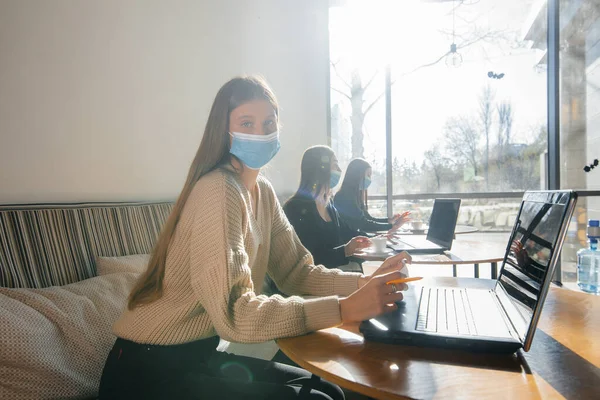 Grupo Chicas Enmascaradas Mantienen Una Distancia Social Café Cuando Trabajan — Foto de Stock