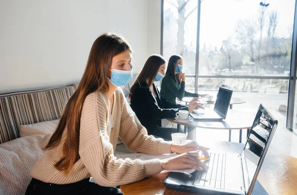 Eine Gruppe Maskierter Mädchen Hält Einem Café Soziale Distanz Wenn — Stockfoto