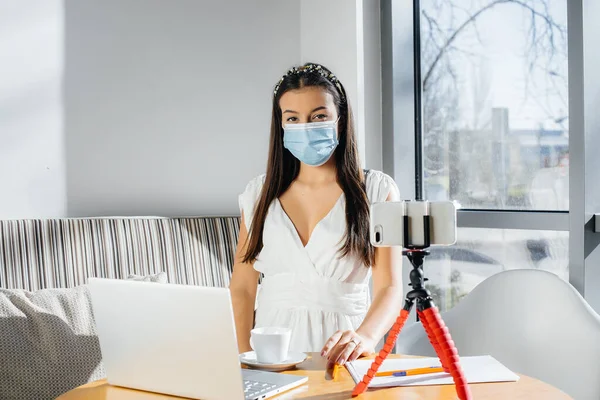 Une Jeune Fille Est Assise Dans Café Dans Masque Dirige — Photo