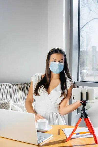 Ein Junges Mädchen Sitzt Maskiert Einem Café Und Führt Einen — Stockfoto