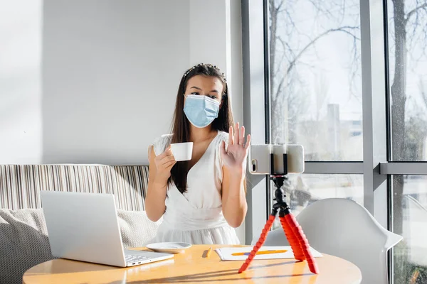 Ein Junges Mädchen Sitzt Maskiert Einem Café Und Führt Einen — Stockfoto