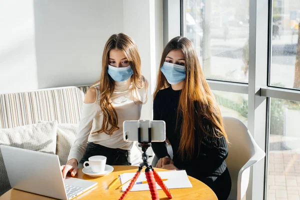 Zwei Junge Mädchen Sitzen Maskiert Einem Café Und Führen Einen — Stockfoto