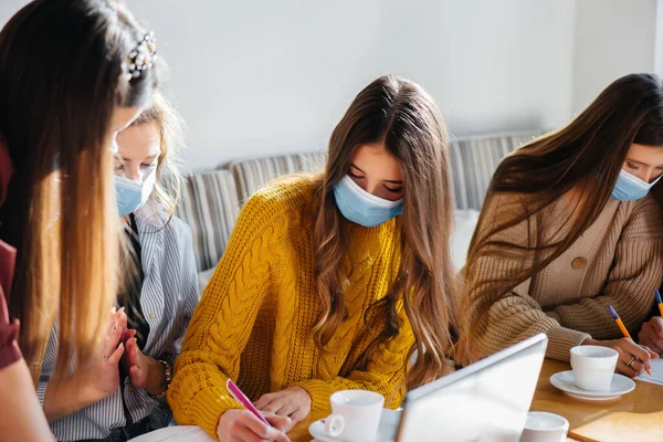 Grupo Chicas Con Máscaras Sientan Café Trabajan Computadoras Portátiles Enseñar — Foto de Stock