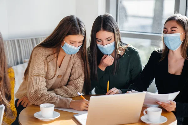 Eine Gruppe Maskierter Mädchen Sitzt Einem Café Und Arbeitet Laptops — Stockfoto