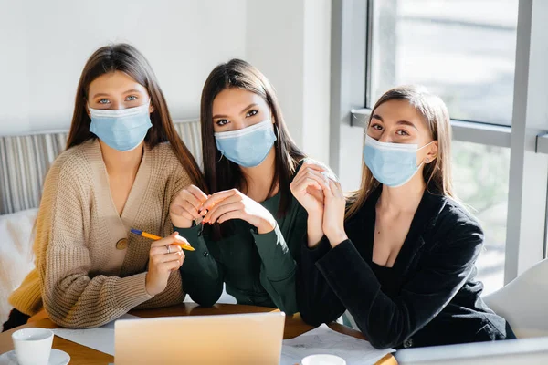 Grupo Chicas Con Máscaras Sientan Café Trabajan Computadoras Portátiles Enseñar — Foto de Stock