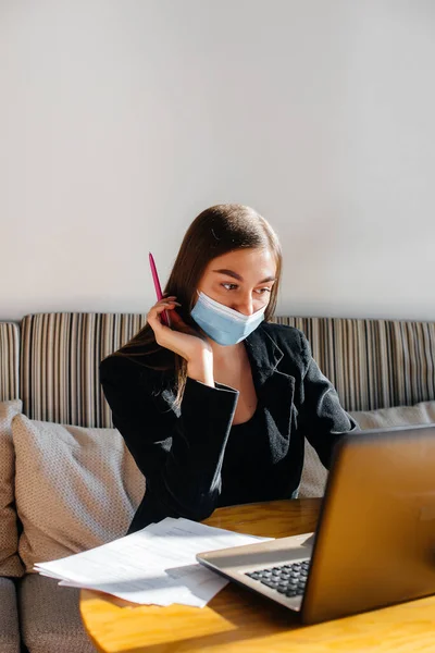 Ein Junges Mädchen Sitzt Mit Maske Einem Café Und Arbeitet — Stockfoto