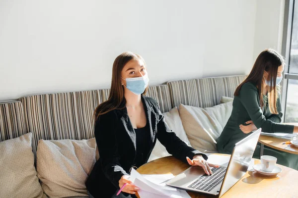 Grupo Chicas Enmascaradas Mantienen Una Distancia Social Café Cuando Trabajan — Foto de Stock