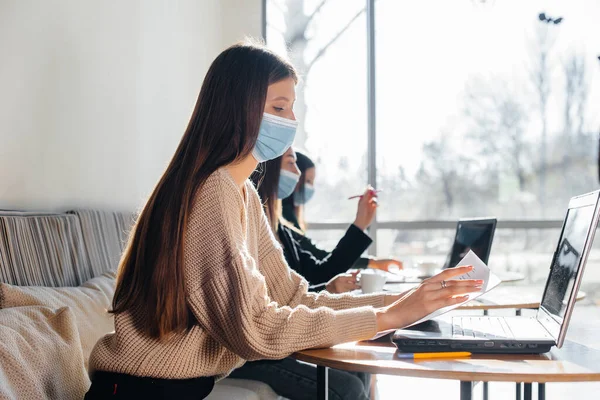 Grupo Chicas Enmascaradas Mantienen Una Distancia Social Café Cuando Trabajan — Foto de Stock