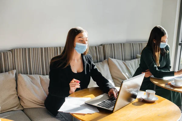 Eine Gruppe Maskierter Mädchen Hält Einem Café Soziale Distanz Wenn — Stockfoto