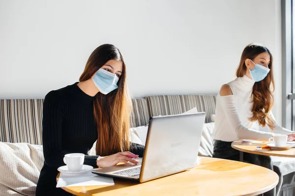 Grupo Meninas Mascaradas Manter Uma Distância Social Café Quando Trabalha — Fotografia de Stock