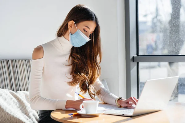 Ein Junges Mädchen Sitzt Mit Maske Einem Café Und Arbeitet — Stockfoto