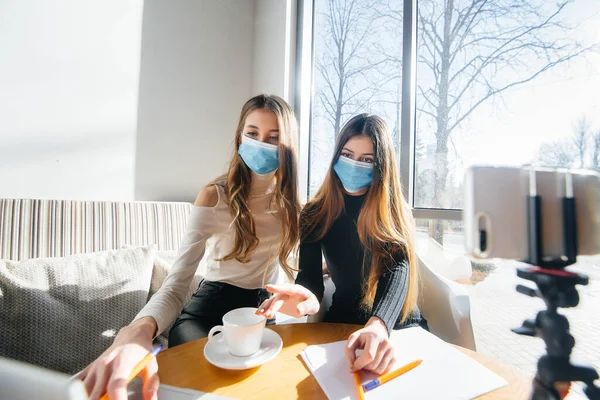 Zwei Junge Mädchen Sitzen Maskiert Einem Café Und Führen Einen — Stockfoto