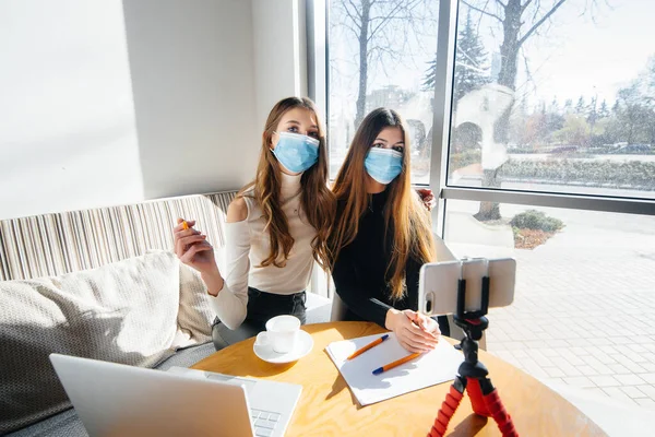 Zwei Junge Mädchen Sitzen Maskiert Einem Café Und Führen Einen — Stockfoto