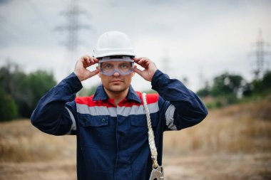 Üretim işçileri çıkartıp koruyucu bir kask taktılar. Enerji