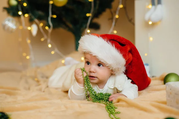 Mignon Bébé Souriant Est Couché Sous Arbre Noël Festif Jouer — Photo