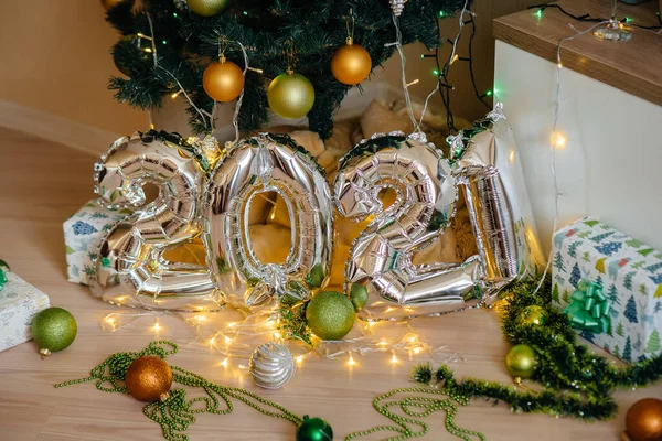 Feliz Año Nuevo 2021 Globos Festivos Metal Plateado Con Números —  Fotos de Stock
