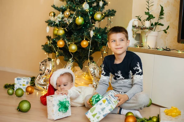 소년과 형제가 크리스마스 밑에서 선물을 가지고 크리스마스 — 스톡 사진