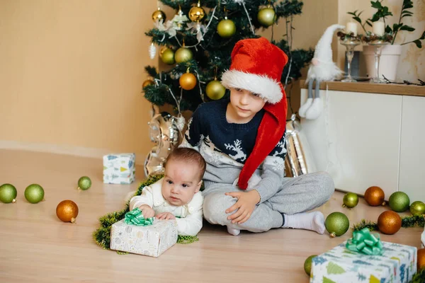 Egy Kisfiú Bátyja Ajándékokkal Játszanak Egy Ünnepi Karácsonyfa Alatt Boldog — Stock Fotó