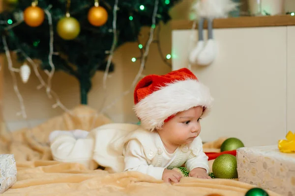 Mignon Bébé Souriant Est Couché Sous Arbre Noël Festif Jouer — Photo