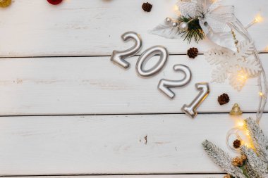Beyaz Noel arkaplanı şenlikli dekorlar, fenerler, kar taneleri ve Noel ağacı dallarıyla süslenmiş. Noel tebrik kartı. Kış tatili. Mutlu yıllar.