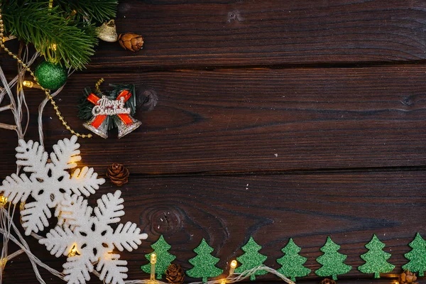 Drewniane Tło Świąteczne Ozdobione Jest Świątecznym Wystrojem Latarniami Płatkami Śniegu — Zdjęcie stockowe