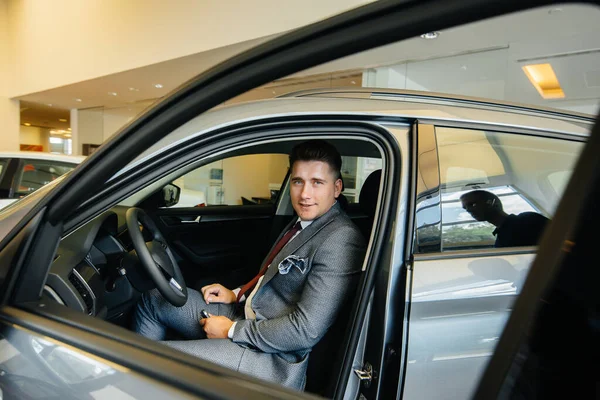 Joven Hombre Negocios Con Vendedor Mira Coche Nuevo Concesionario Automóviles —  Fotos de Stock
