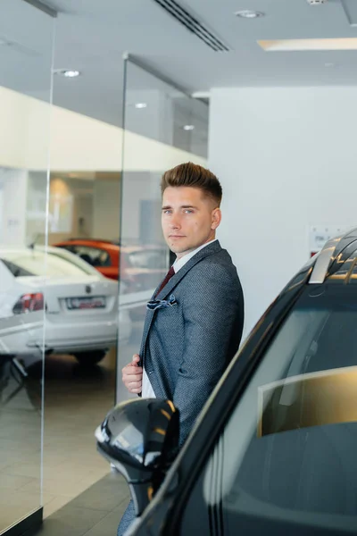 Joven Hombre Negocios Mira Coche Nuevo Concesionario Automóviles Comprar Coche —  Fotos de Stock