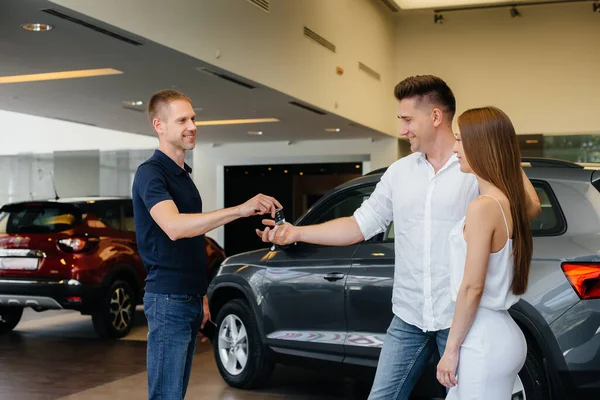 Seller Passes Keys New Car Young Family Buying New Car — Stock Photo, Image