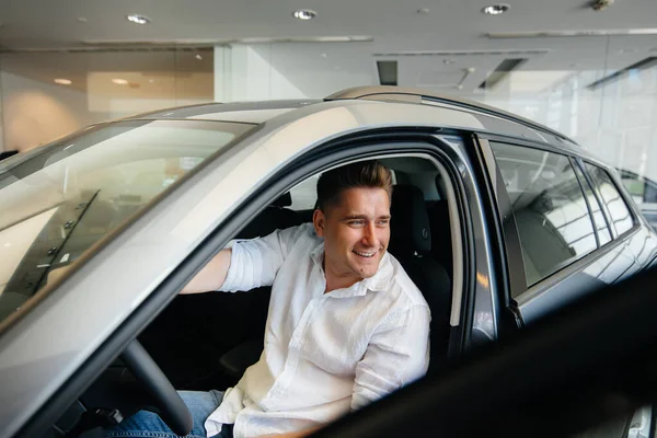 Una Feliz Pareja Joven Elige Compra Coche Nuevo Concesionario Automóviles —  Fotos de Stock