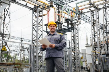 Enerji mühendisi istasyonun ekipmanlarını inceler. Güç mühendisliği. Sanayi