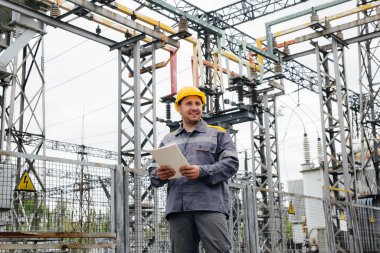 Enerji mühendisi istasyonun ekipmanlarını inceler. Güç mühendisliği. Sanayi