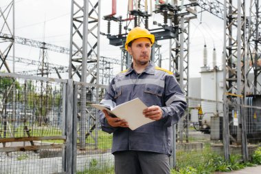 Enerji mühendisi istasyonun ekipmanlarını inceler. Güç mühendisliği. Sanayi