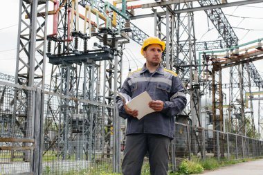 Enerji mühendisi istasyonun ekipmanlarını inceler. Güç mühendisliği. Sanayi