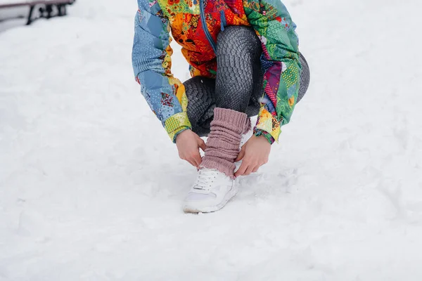 Young Athletic Girl Ties Her Shoes Frosty Snowy Day Fitness — Stock Photo, Image