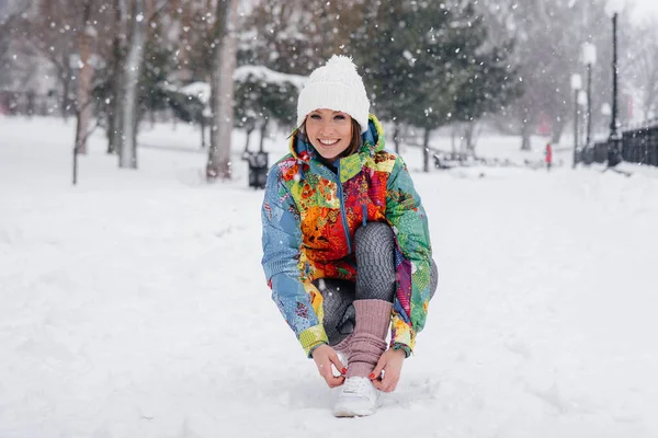 Uma Jovem Atlética Amarra Seus Sapatos Dia Gelado Nevado Fitness — Fotografia de Stock