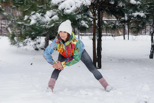 Молода Спортивна Дівчина Розігрівається Перед Бігом Морозний День Фітнес Біг — стокове фото